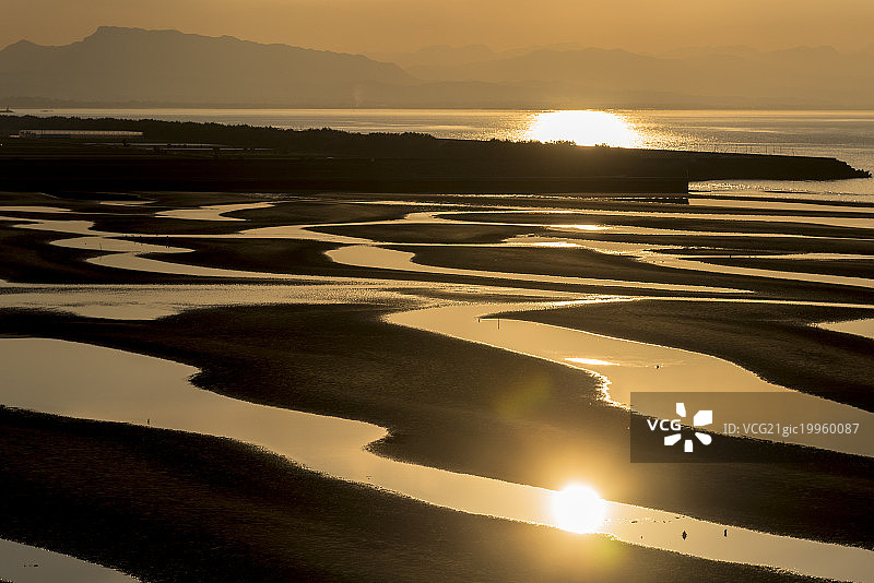 日本九州大分县国崎半岛本高田市的Matama海岸低潮时的斑纹潮滩图片素材