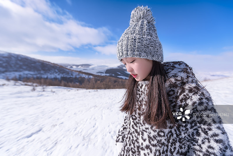 一个青年女人在冬天的户外图片素材