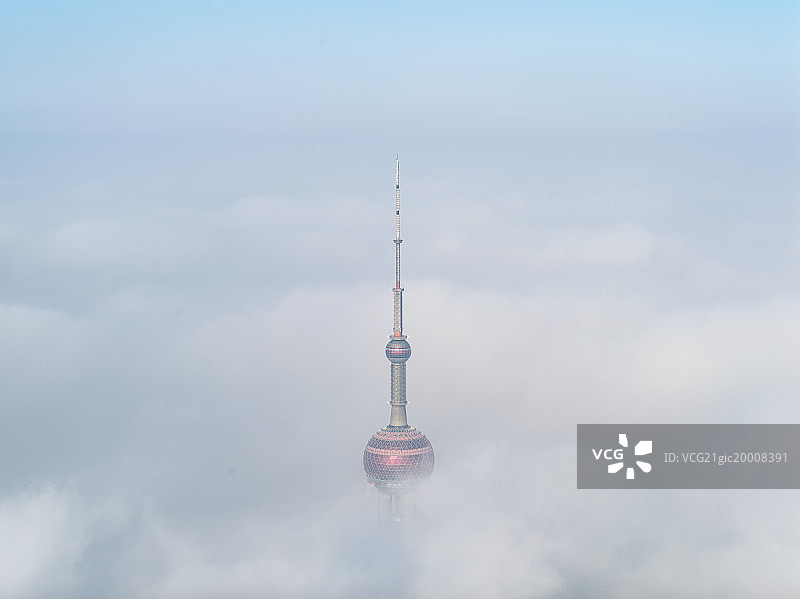 俯瞰云雾里的上海东方明珠电视塔图片素材