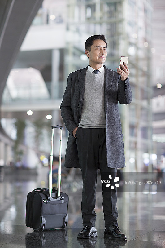 商务男士在机场使用手机图片素材
