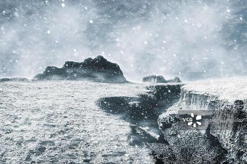 冬季飘雪的魔鬼城图片素材