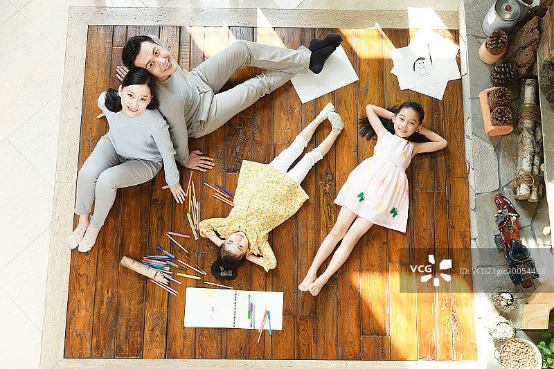 幸福家庭躺在地板上图片素材
