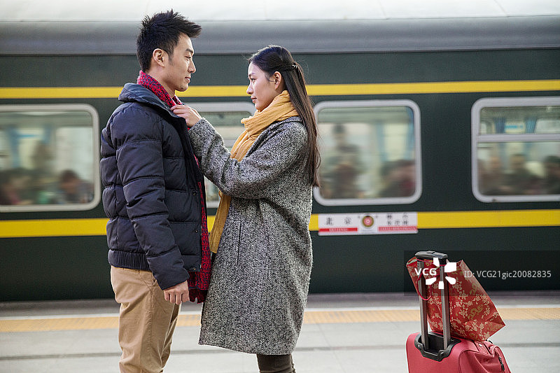 年轻情侣在火车站图片素材
