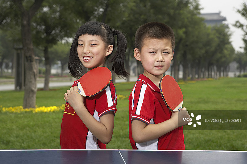小男孩和小女孩打乒乓球图片素材