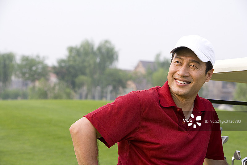 微笑的高尔夫男球手图片素材