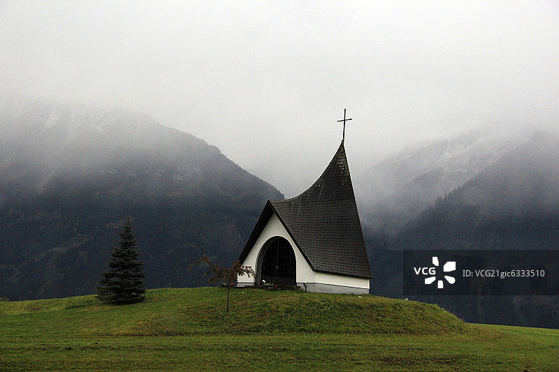 阿尔卑斯山中教堂图片素材