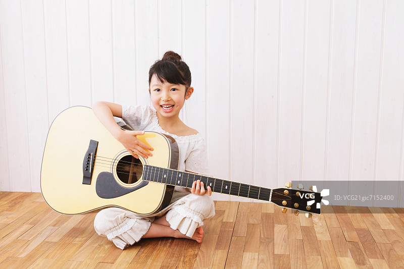 弹吉他的女孩图片素材