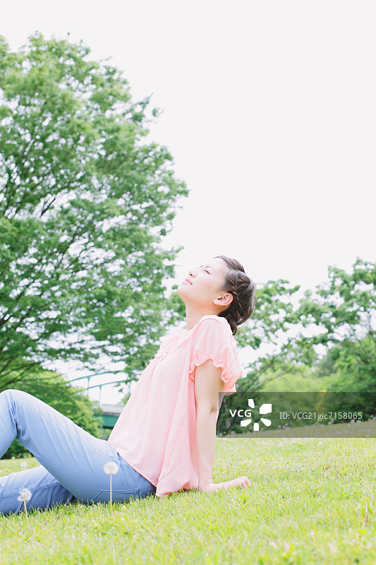 一个在草地上休息的日本女人图片素材