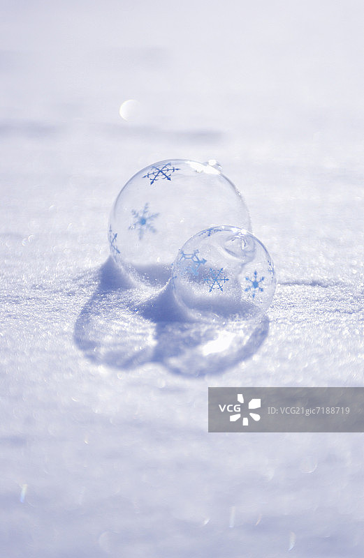 雪花上有玻璃球和雪花图片素材