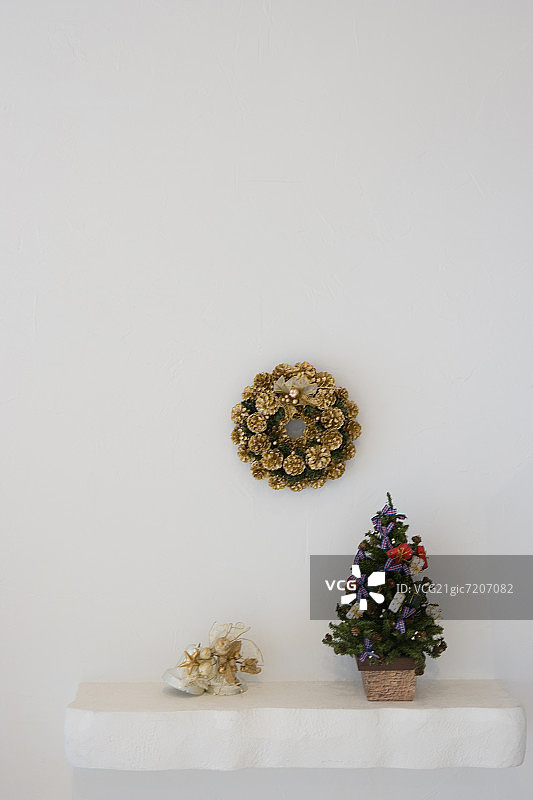 圣诞装饰品，圣诞树，花环和铃铛，白色背景，复制空间图片素材