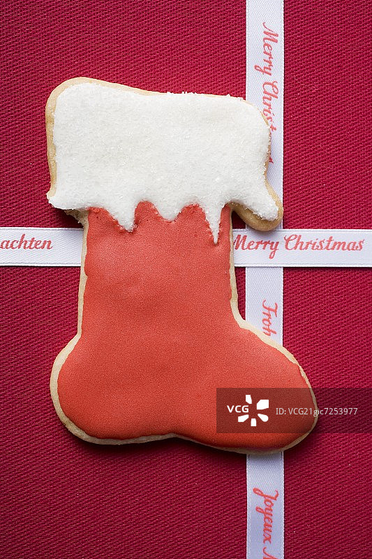 靴子饼干和红色织物上的圣诞丝带图片素材