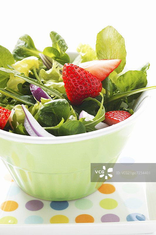 碗装红洋葱和草莓的春季沙拉图片素材