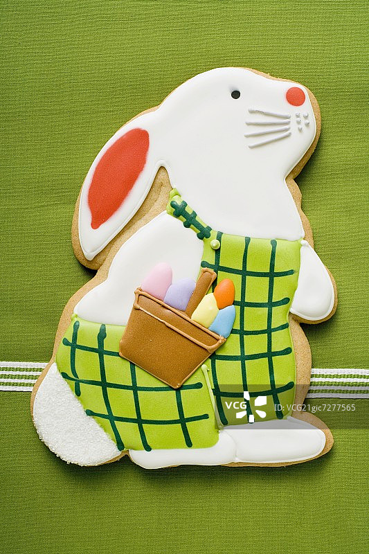 绿布上的复活节饼干(复活节兔子)图片素材