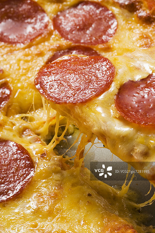 意大利腊肠和奶酪披萨(细节)图片素材