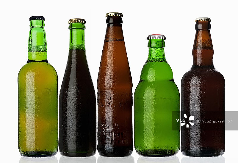 各种各样的瓶装啤酒排成一排图片素材