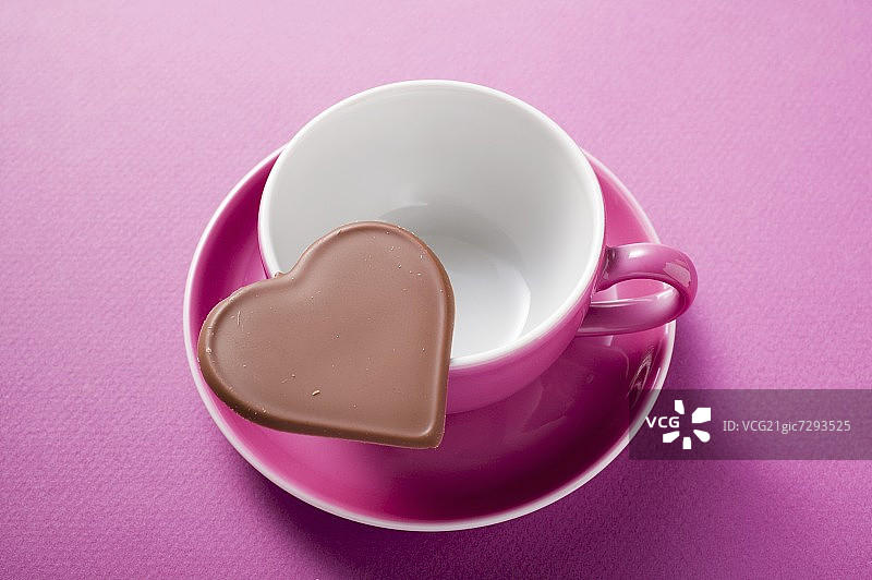 粉色咖啡杯上的心形巧克力图片素材