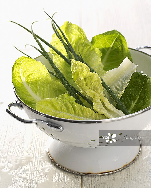 蔬菜沙拉和韭菜在滤锅里图片素材