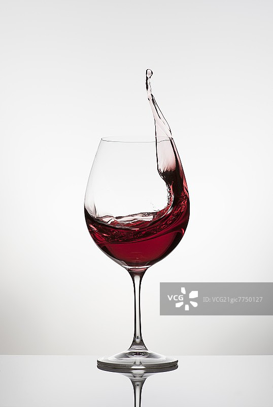 红酒从玻璃杯里飞溅出来图片素材