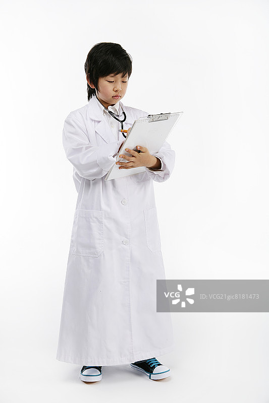 男孩(12-13岁)穿着实验服，手持夹板图片素材