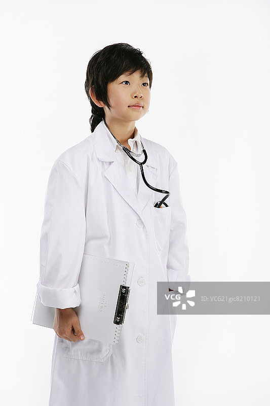 男孩(12-13岁)穿着实验服，双手插在口袋里，特写图片素材