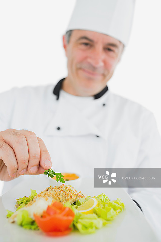 男厨师在白色背景上呈现新鲜准备好的饭菜的肖像图片素材