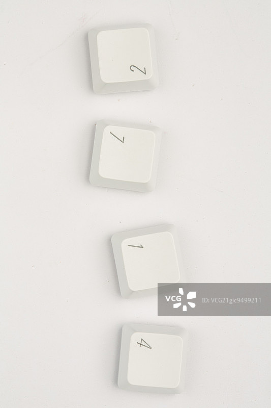白色背景上键盘数的四个键图片素材