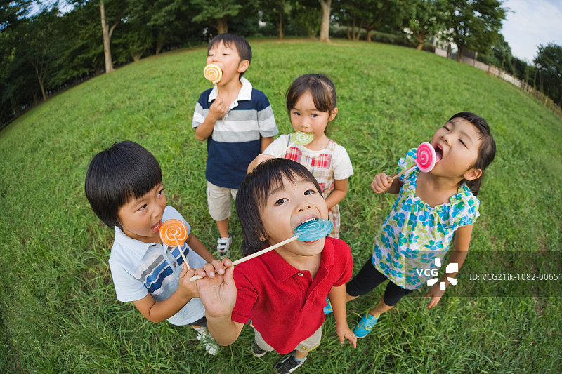 五个孩子在吃棒棒糖图片素材