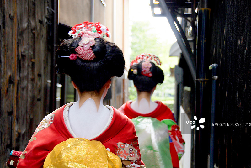 在日本京都街头行走的艺妓妇女图片素材