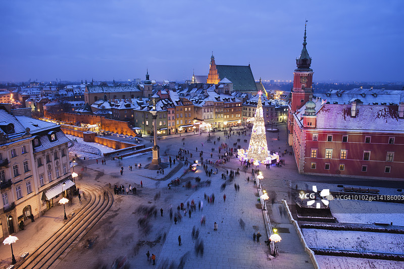 波兰，华沙，在历史悠久的市中心，城堡广场上的圣诞树在夜晚被点亮图片素材