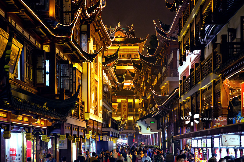 中国上海，豫园市集夜晚灯火通明图片素材
