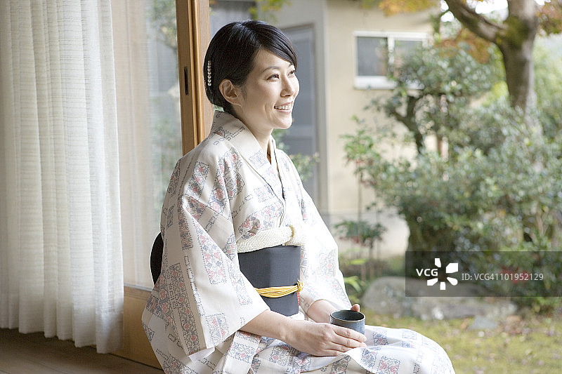 日本妇女灼热和服坐在阳台上图片素材