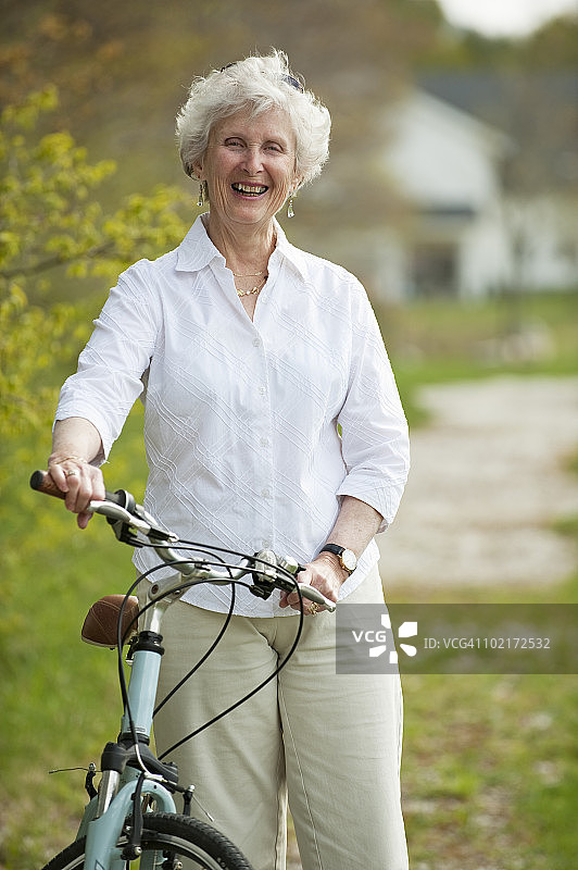 骑自行车的老妇人图片素材