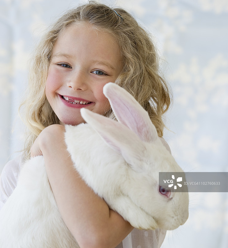 小女孩抱着一只兔子图片素材