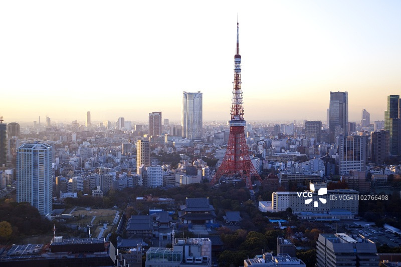 黄昏时分的东京城景和东京塔。日本东京都港区图片素材
