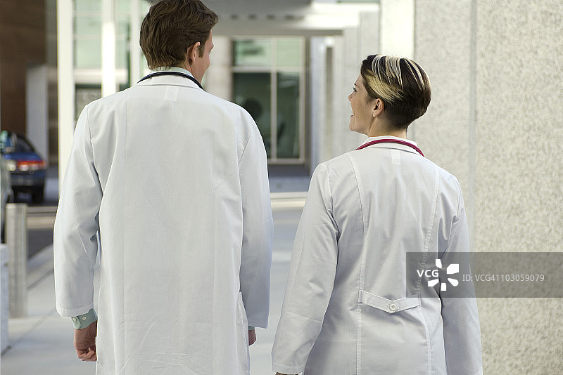 医生们在医院走廊边聊天边散步，后视镜图片素材