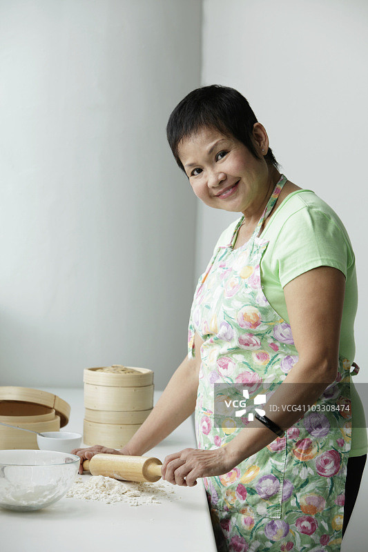 成熟的中国女人烹饪图片素材