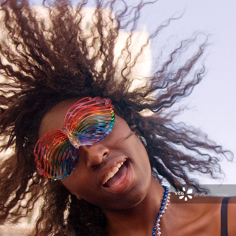 黑色女孩与彩虹狂欢节面具图片素材
