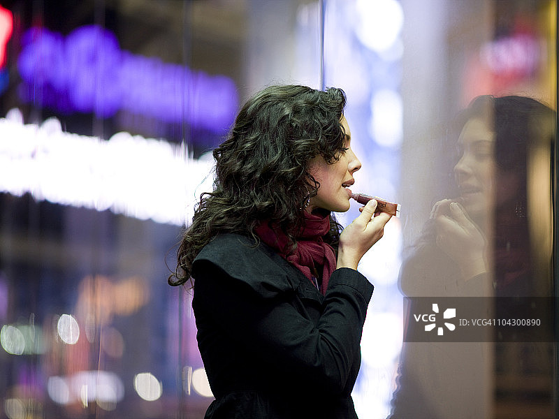 美国，纽约，曼哈顿，时代广场，年轻女子用口红图片素材