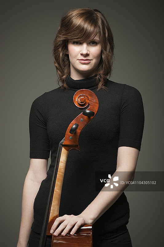 年轻女子带着大提琴的画室肖像图片素材