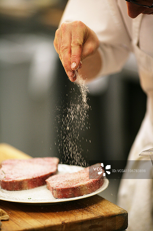 厨师盐腌制牛排图片素材