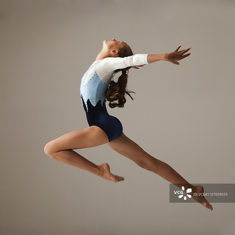 女子体操运动员(12-13)跳跃图片素材