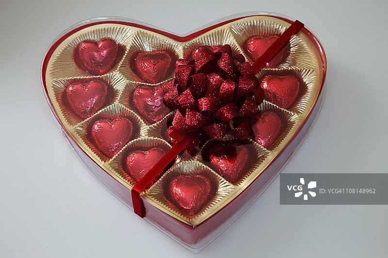 心形盒子里的心形巧克力图片素材