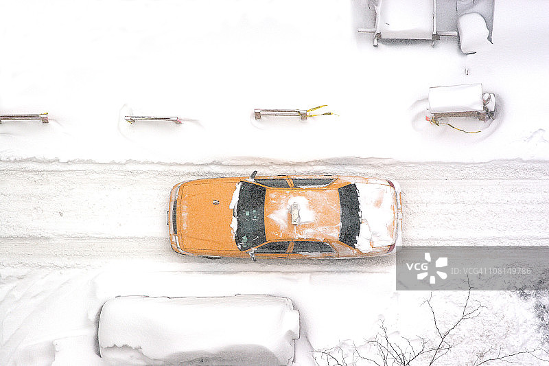 纽约市出租车在暴风雪中驾驶，空中图片素材