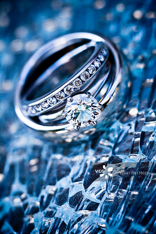 镶在碎玻璃上的铂金戒指(深蓝色)图片素材