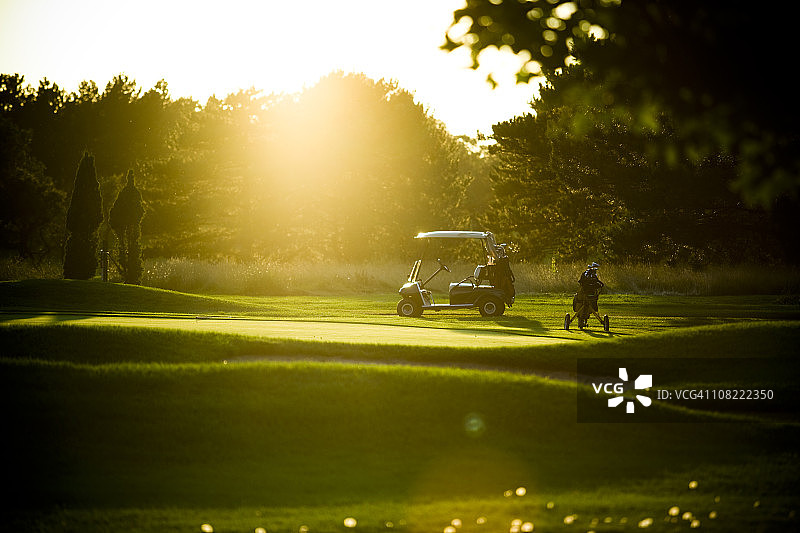 日落时的高尔夫球车图片素材