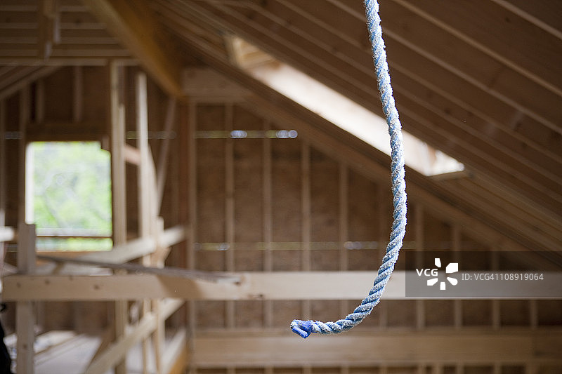 安全绳索挂在在建房屋上图片素材