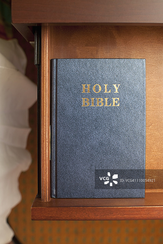 酒店房间床头柜抽屉里的圣经图片素材