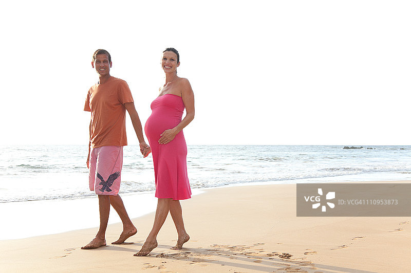 情侣度假海滩怀孕图片素材