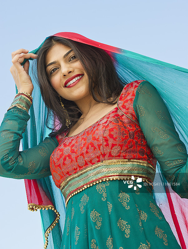 穿着传统印度服装的混血妇女图片素材