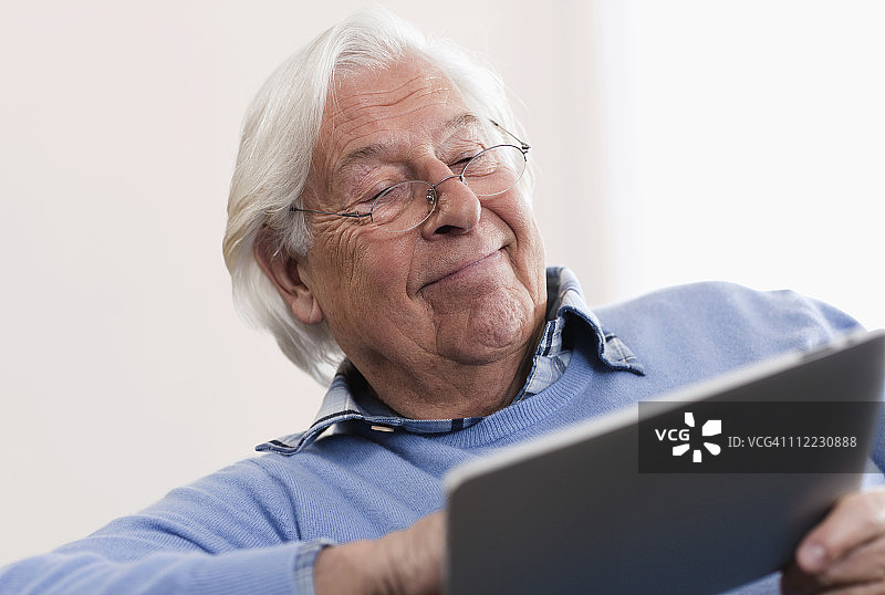 德国，瓦肯多夫，老人微笑着用笔记本电脑图片素材